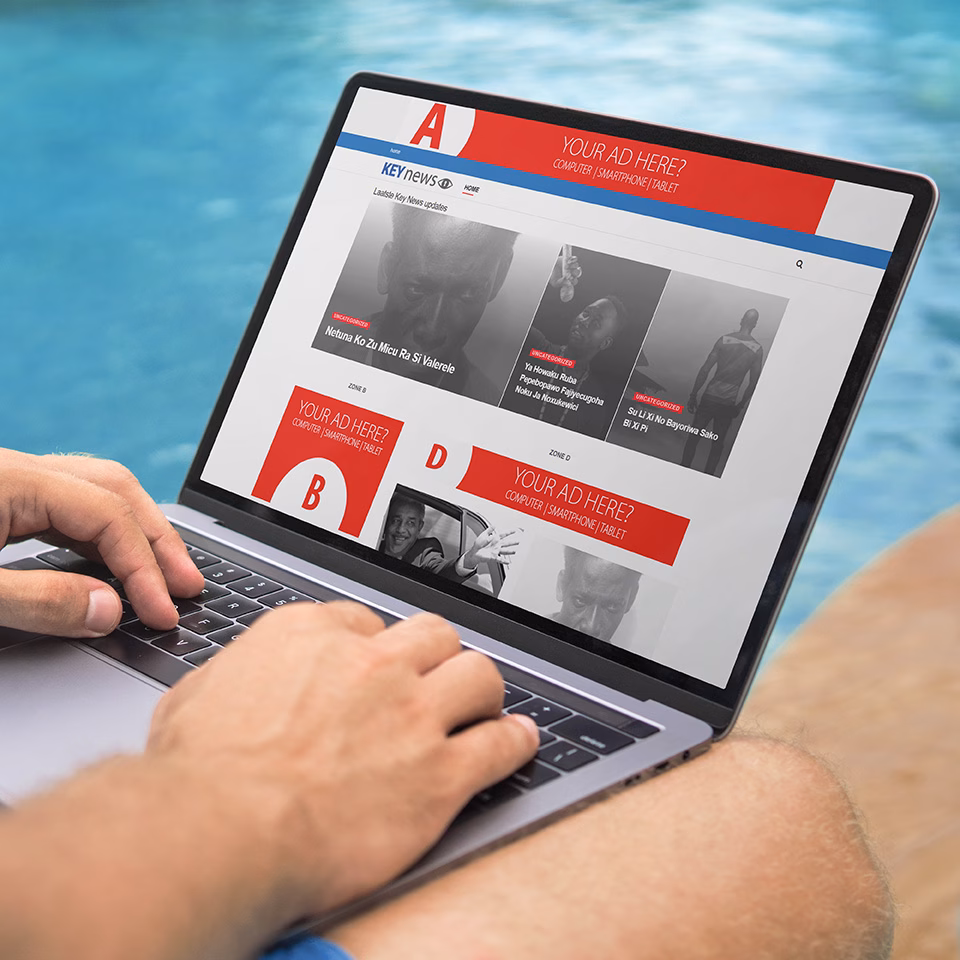 hand met apparaat voor key news advertentie